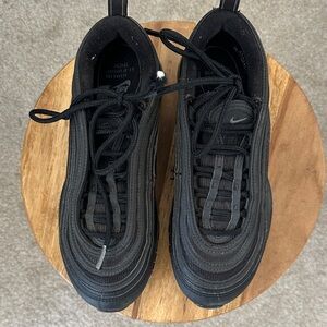 Nike Womes Black Air Max Sneakers as 6